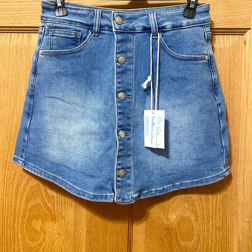 Southern Grace Denim Button-Front SKORT - women’s size 4